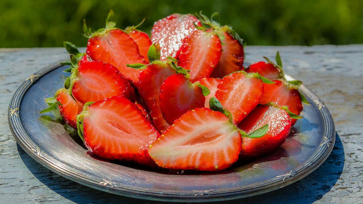 喜欢吃草莓🍓😊（图ZMzI1MzI1Mzky） - 人像摄影 - 站酷设计师美期原创素材 - 站酷ZCOOL