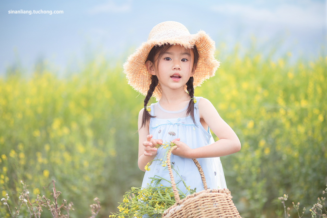 在小女孩自家的菜地给她拍一组照片。我的人像摄影班开