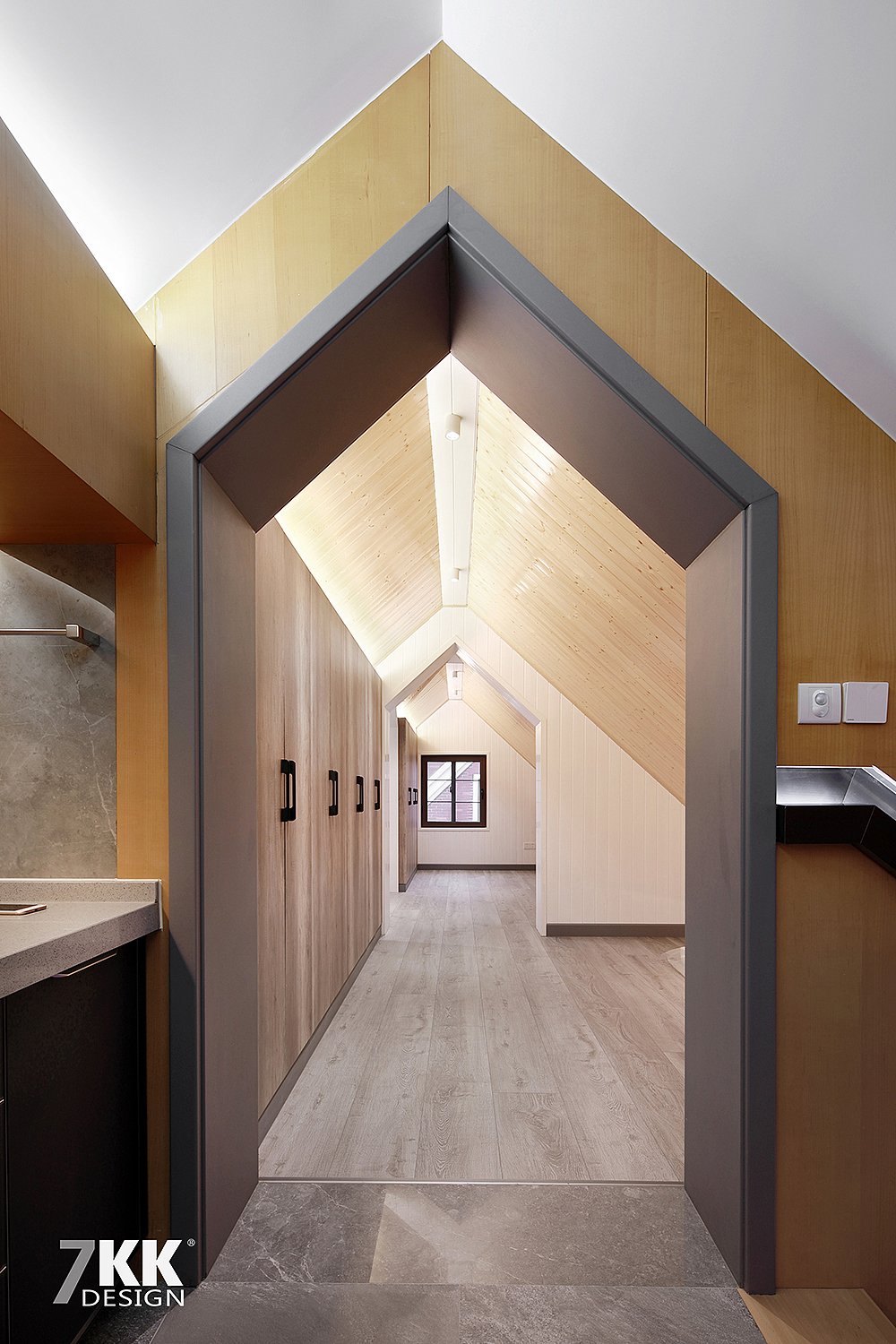 右侧进门第一个凹进去的空间做了地台平时朋友过来这里也可以作为临时