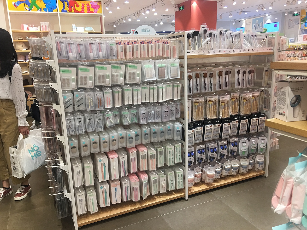 要想百货店饰品店精品店生意好选择名创优品货架