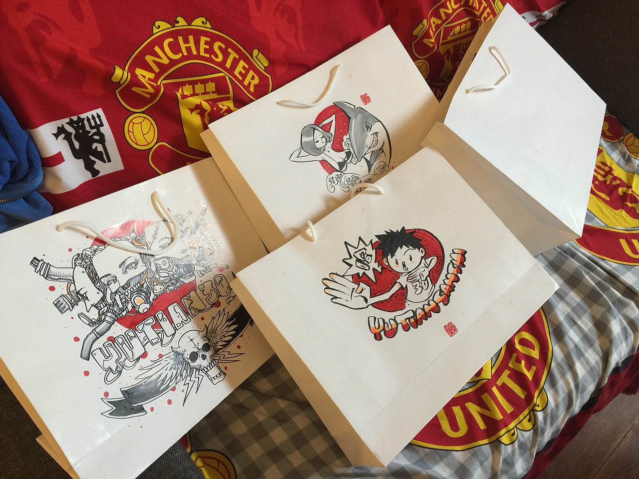 手提带上的涂鸦（图ZNTc4NTQyMTY=） - 商业插画 - 站酷设计师雨田三石原创素材 - 站酷ZCOOL