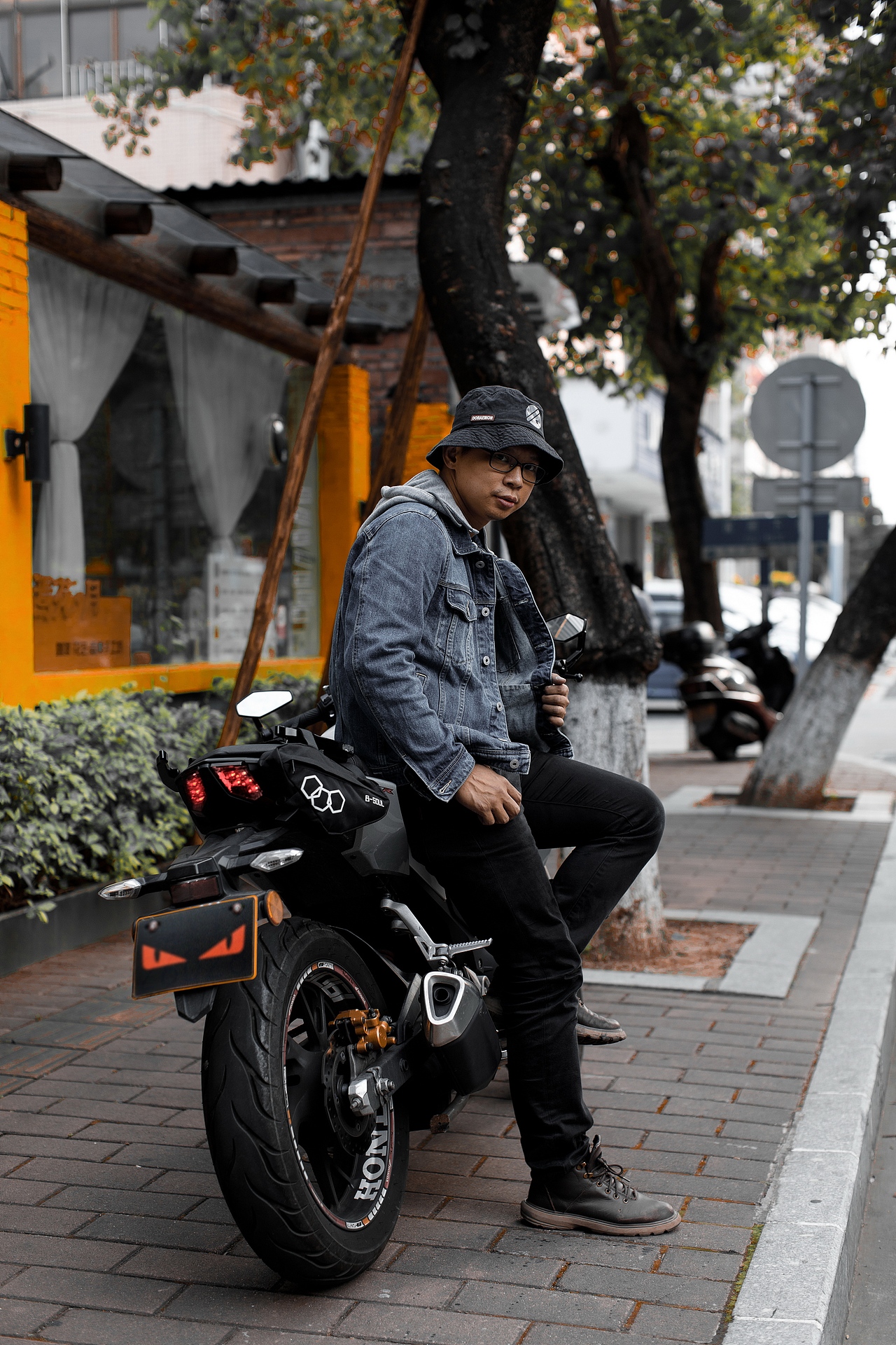 分享收藏火刃绿茵园港风街车造型微温暖冬机车党机车摩托车街拍牛仔服