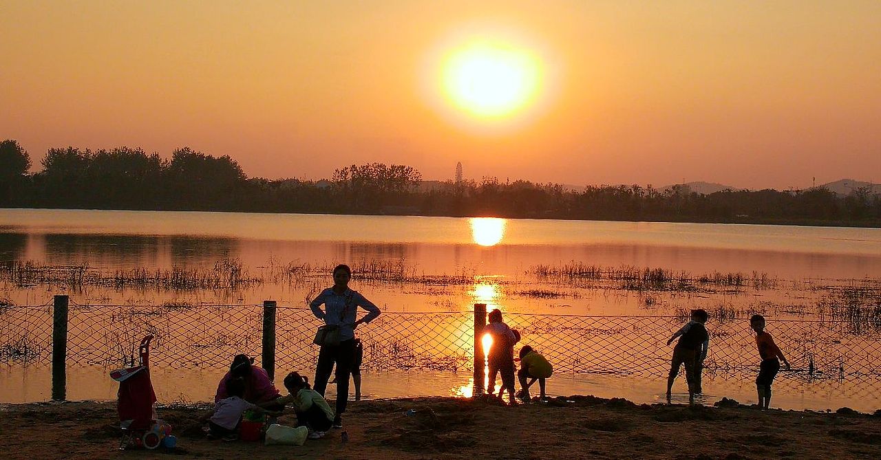夕阳下嘻水的孩子们