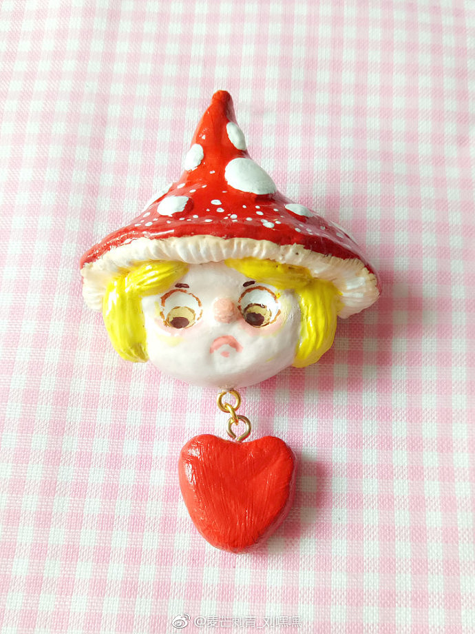 【刘嘿嘿的手工】原创新品最近做的一些软陶黏土饰品，胸针项链一体。晒一晒，萌萌哒