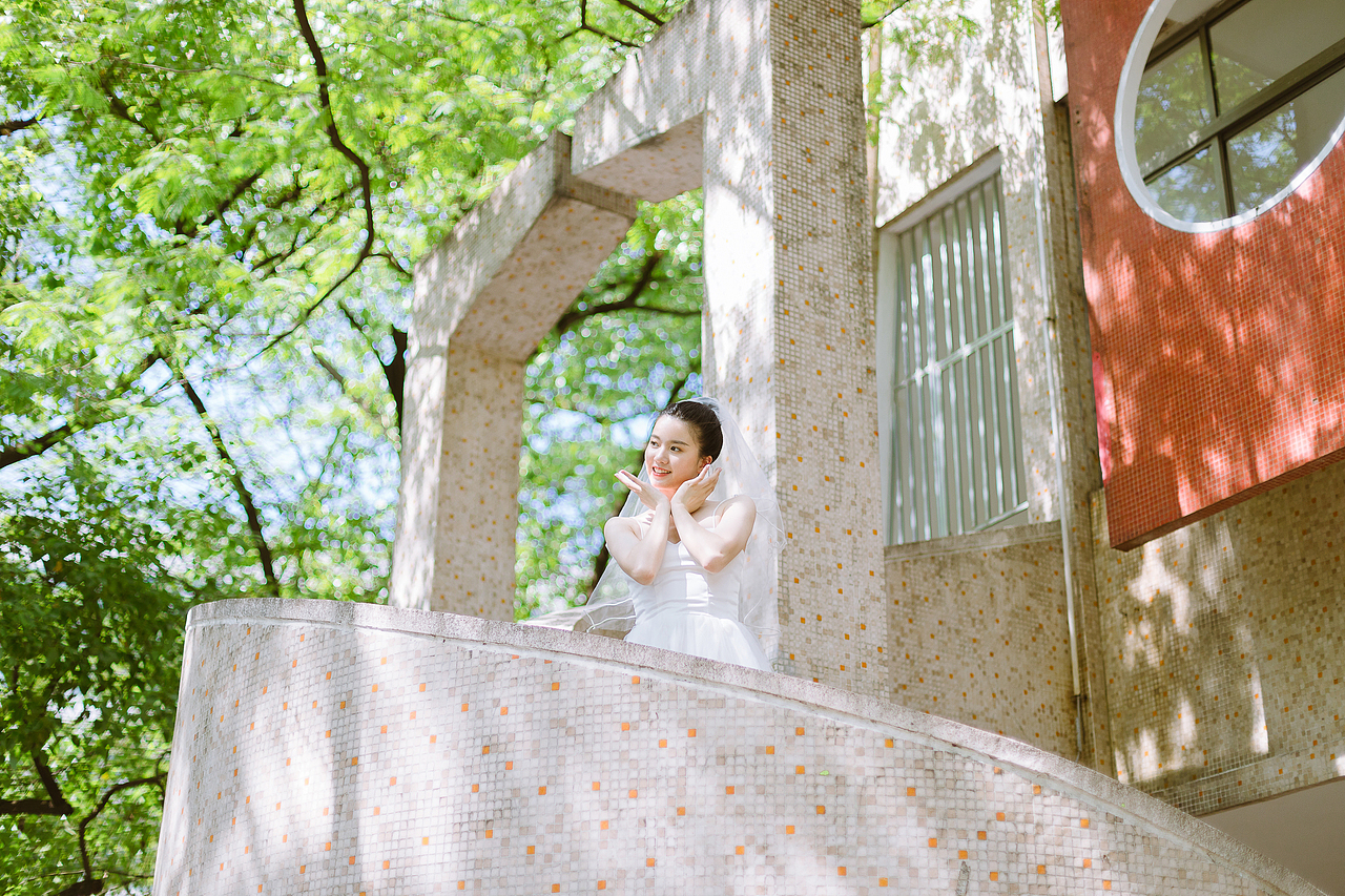 在夏天结束之前穿上小裙子拍照