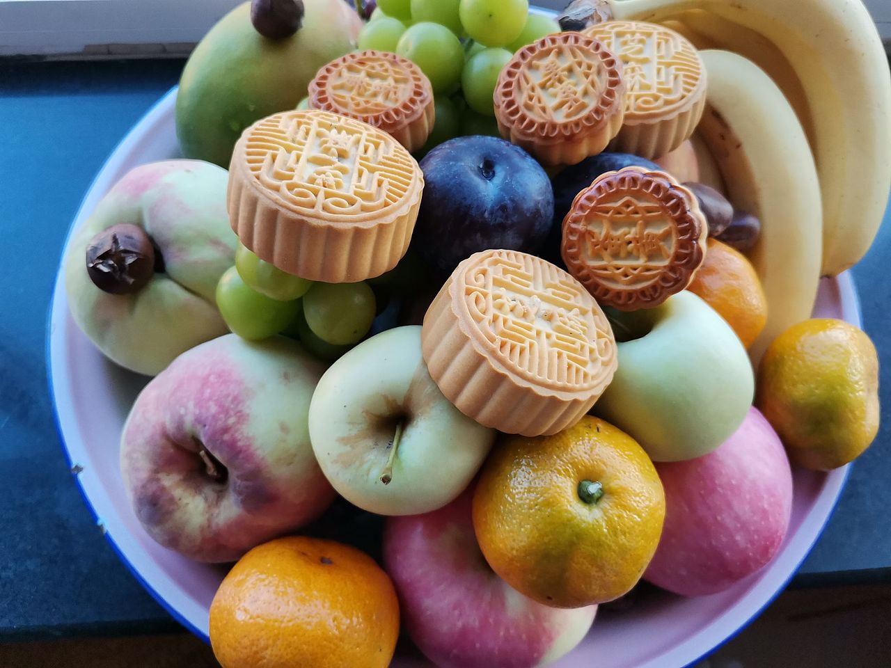 月饼与水果摆盘