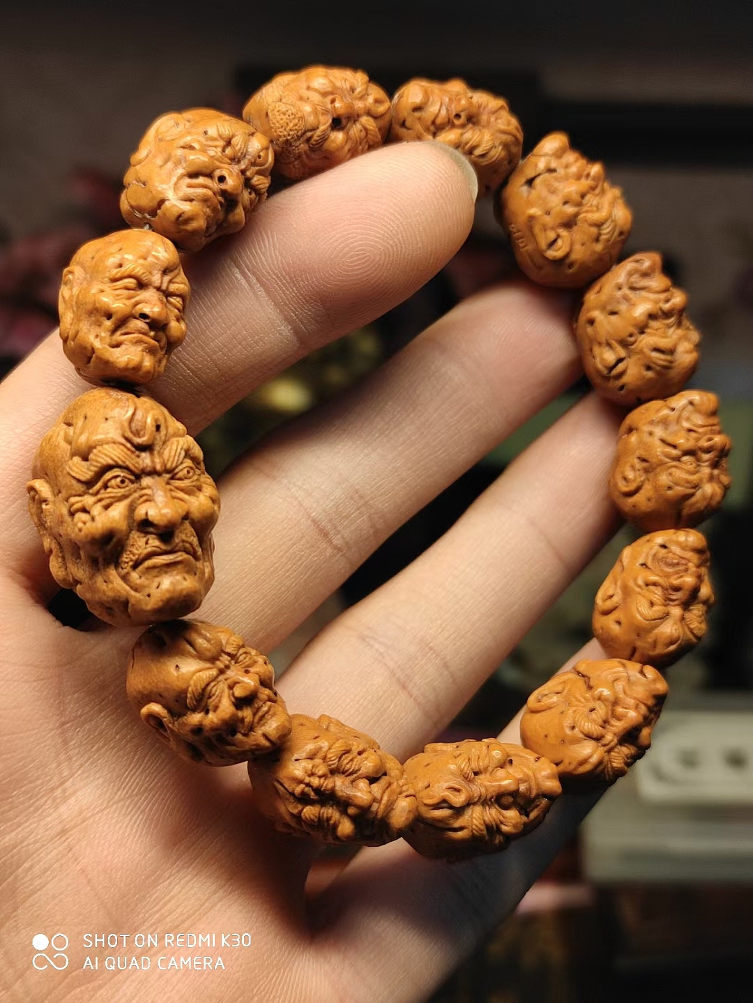 大尺寸肥城桃核纯手工雕刻罗汉头手串