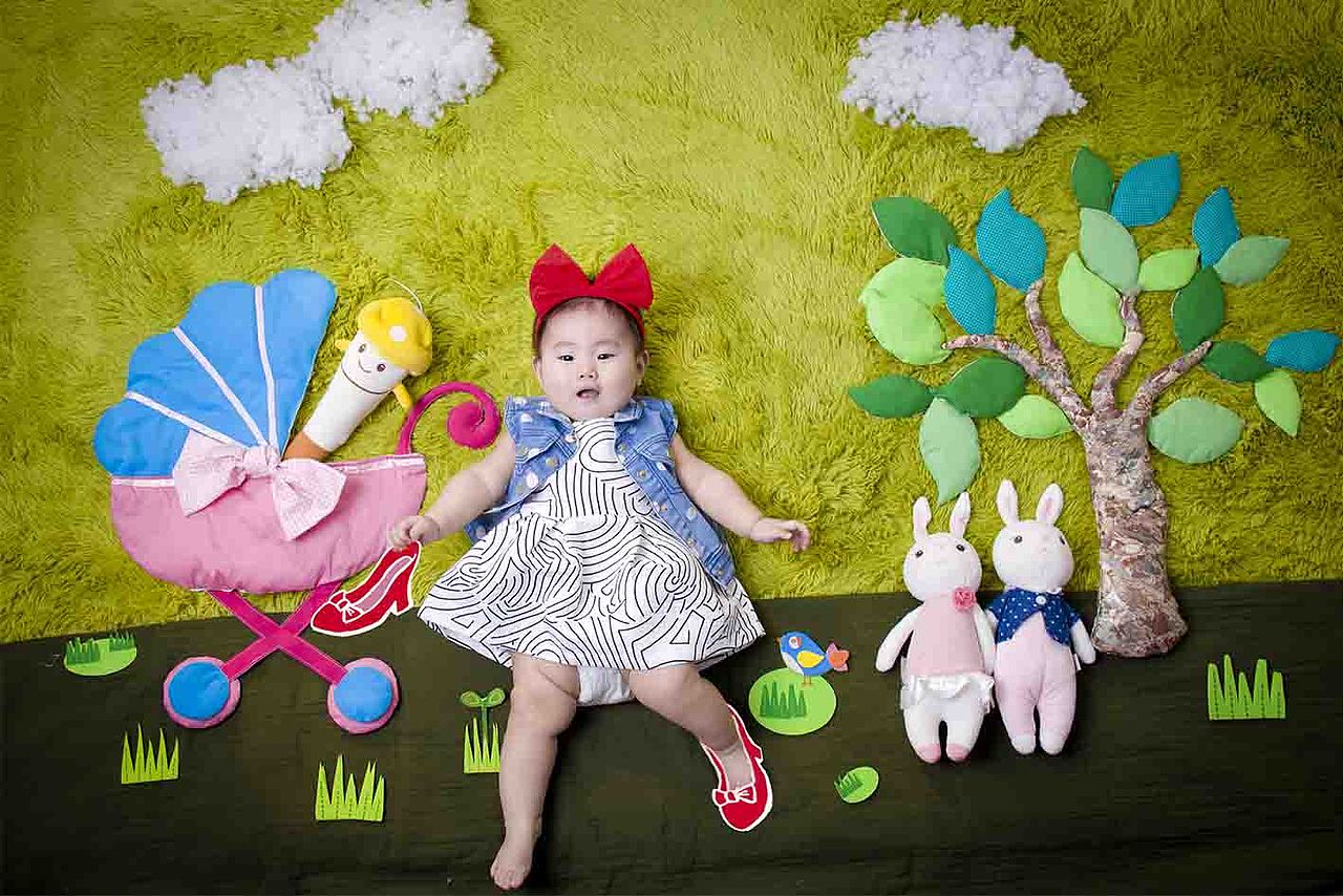 给宝宝脚上画双高跟鞋，或者让她手拎着