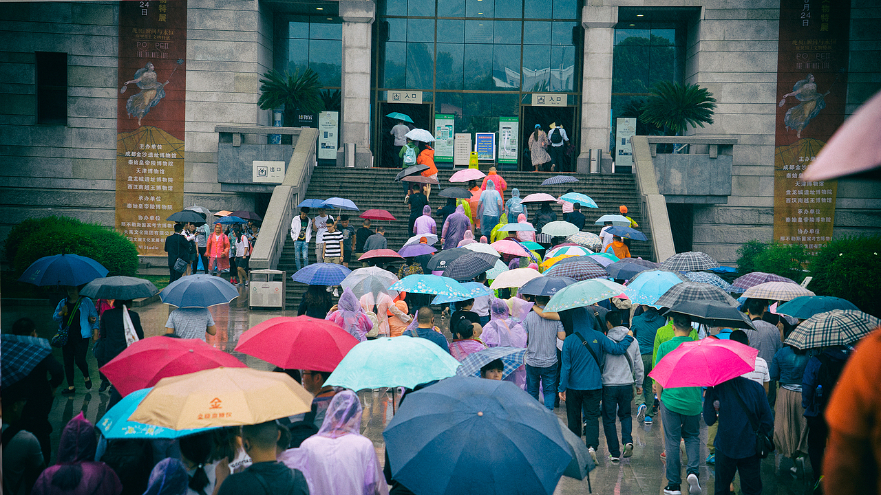 下雨天兵马俑前的人山人海