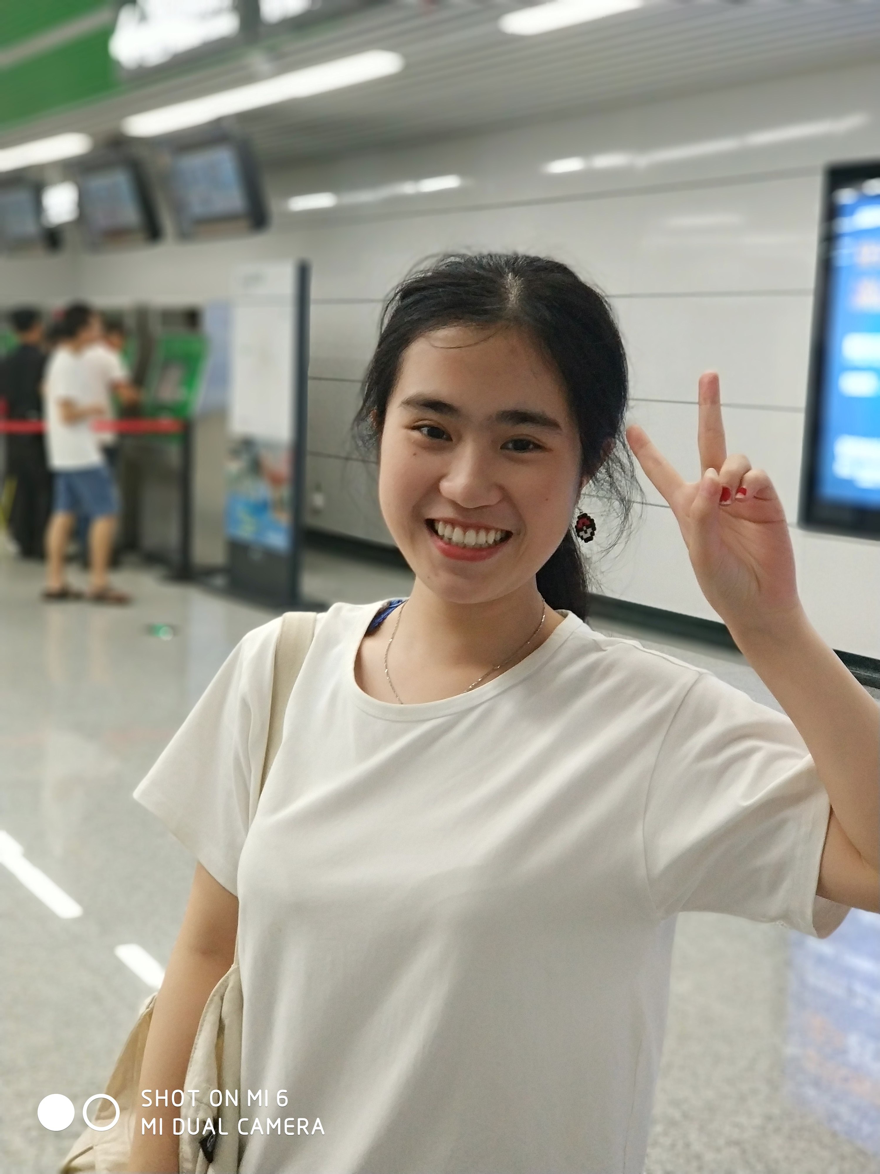 地铁站的剪刀手微笑|摄影|人像摄影|xian12128 - 原创作品 - 站酷 (zc