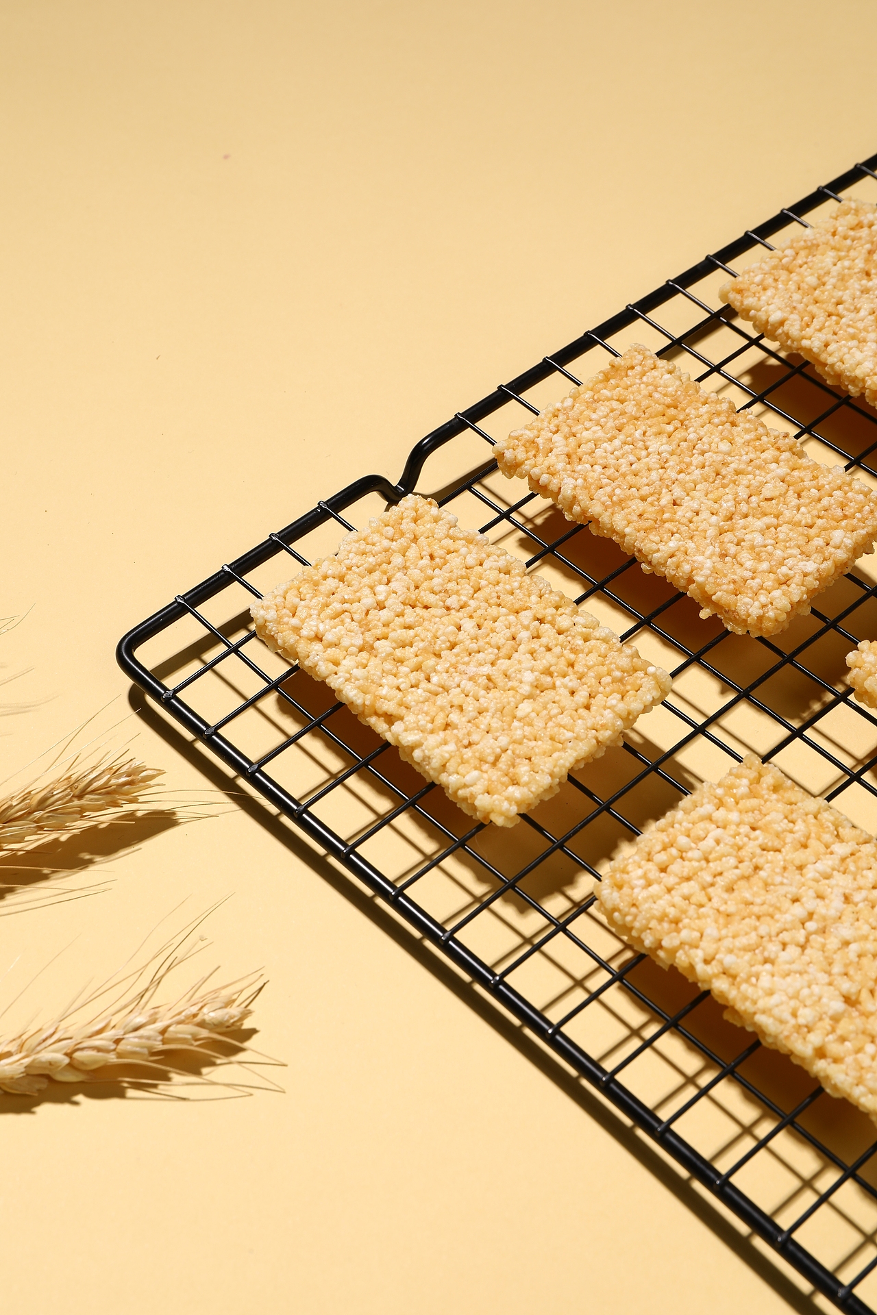 雪花酥，锅巴，香脆饼，薯条拍摄（图ZMjkwMzAzMjE2） - 产品摄影 - 站酷设计师唯薇安A原创素材 - 站酷ZCOOL