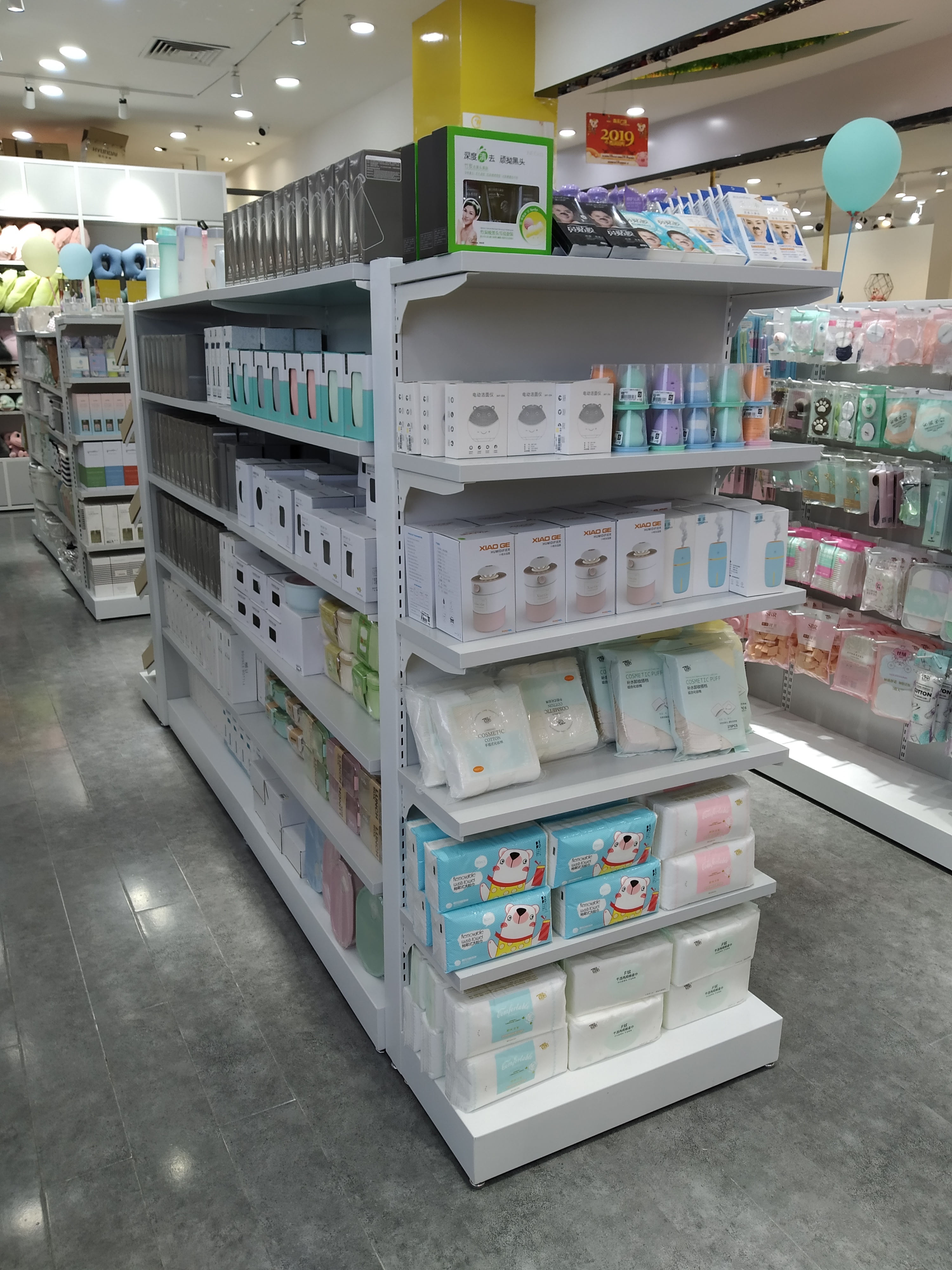 nome名创优品诺米货架效果图_百货店的经营诀窍