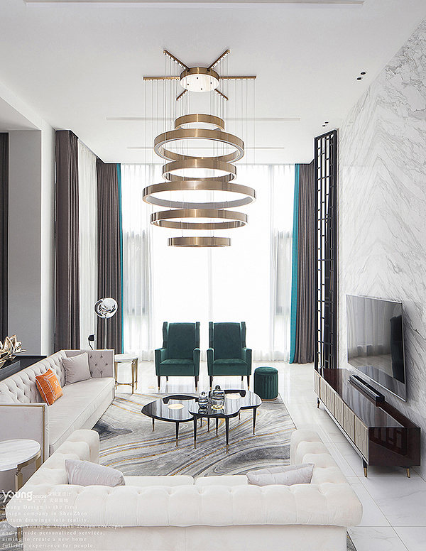 随着视线转移,天然大理石、绒面座椅、烤漆茶几、羊毛地毯……每一处都如艺术品一般值得细细品味。材料与质感的多变丰富了空间层次感,通过色彩的组合过渡,自然地实现了整体平衡的美感。