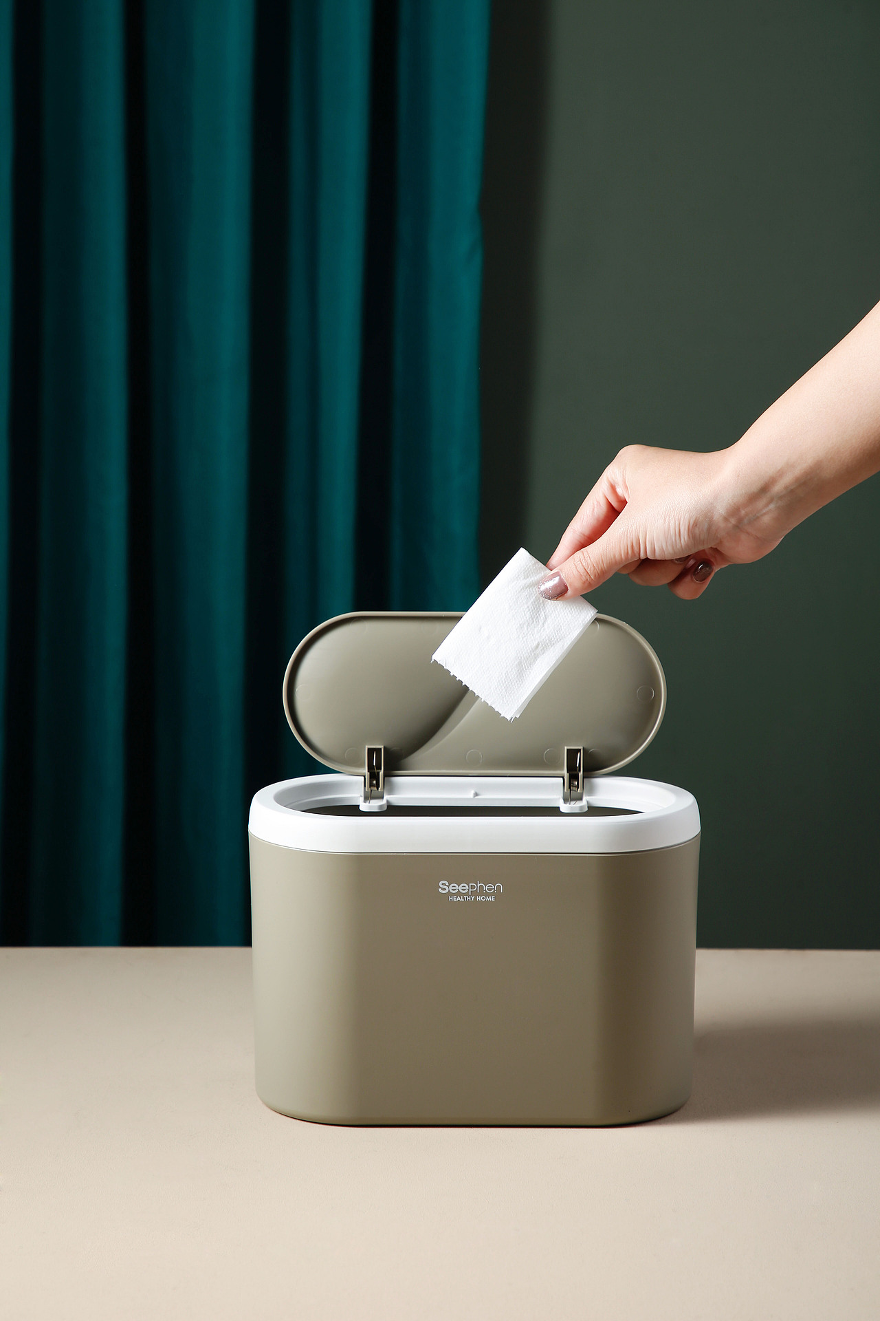 商业摄影&桌面垃圾桶