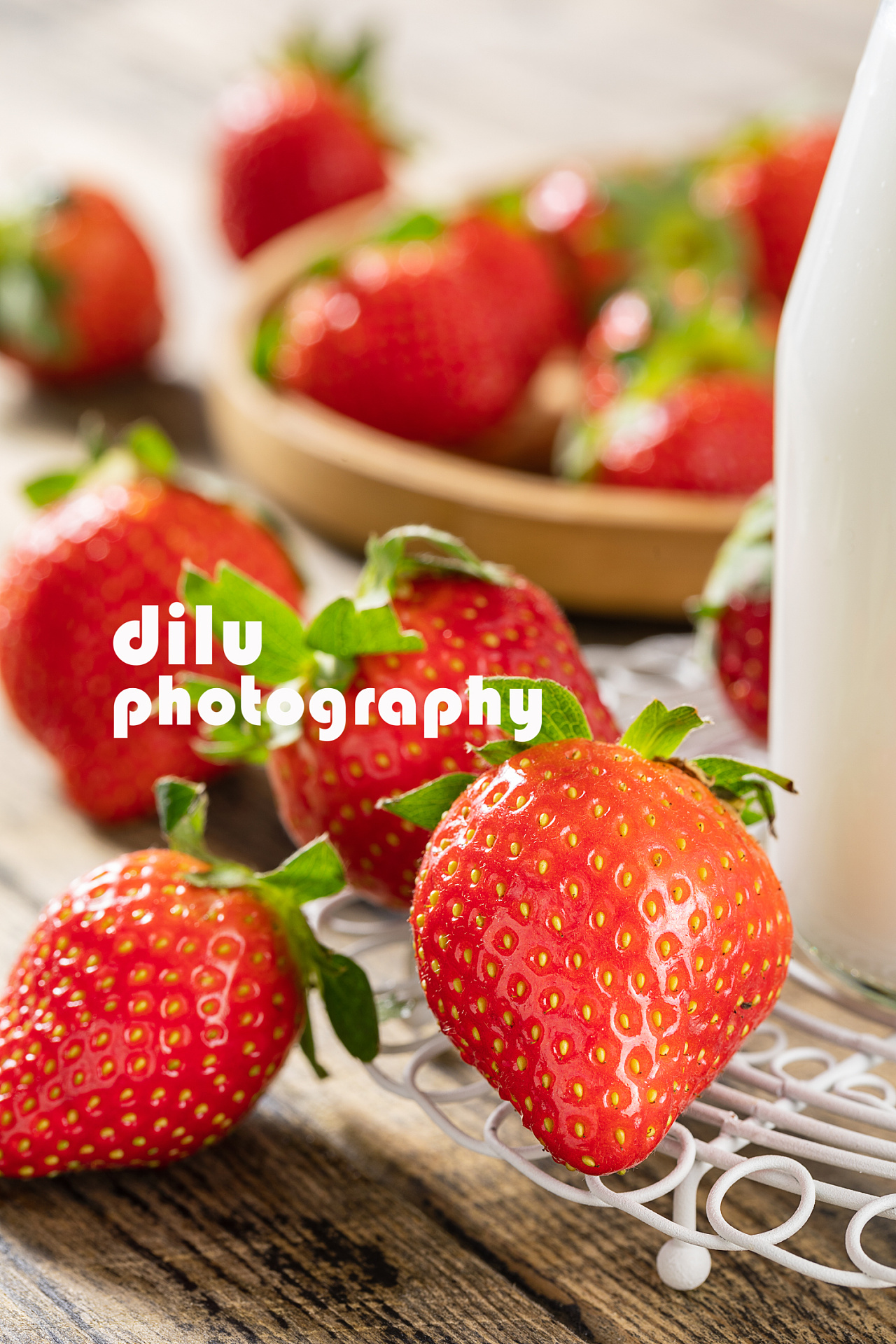 超新鲜的牛奶草莓 美食摄影