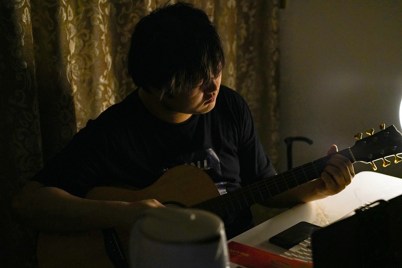 孤独的音乐少年