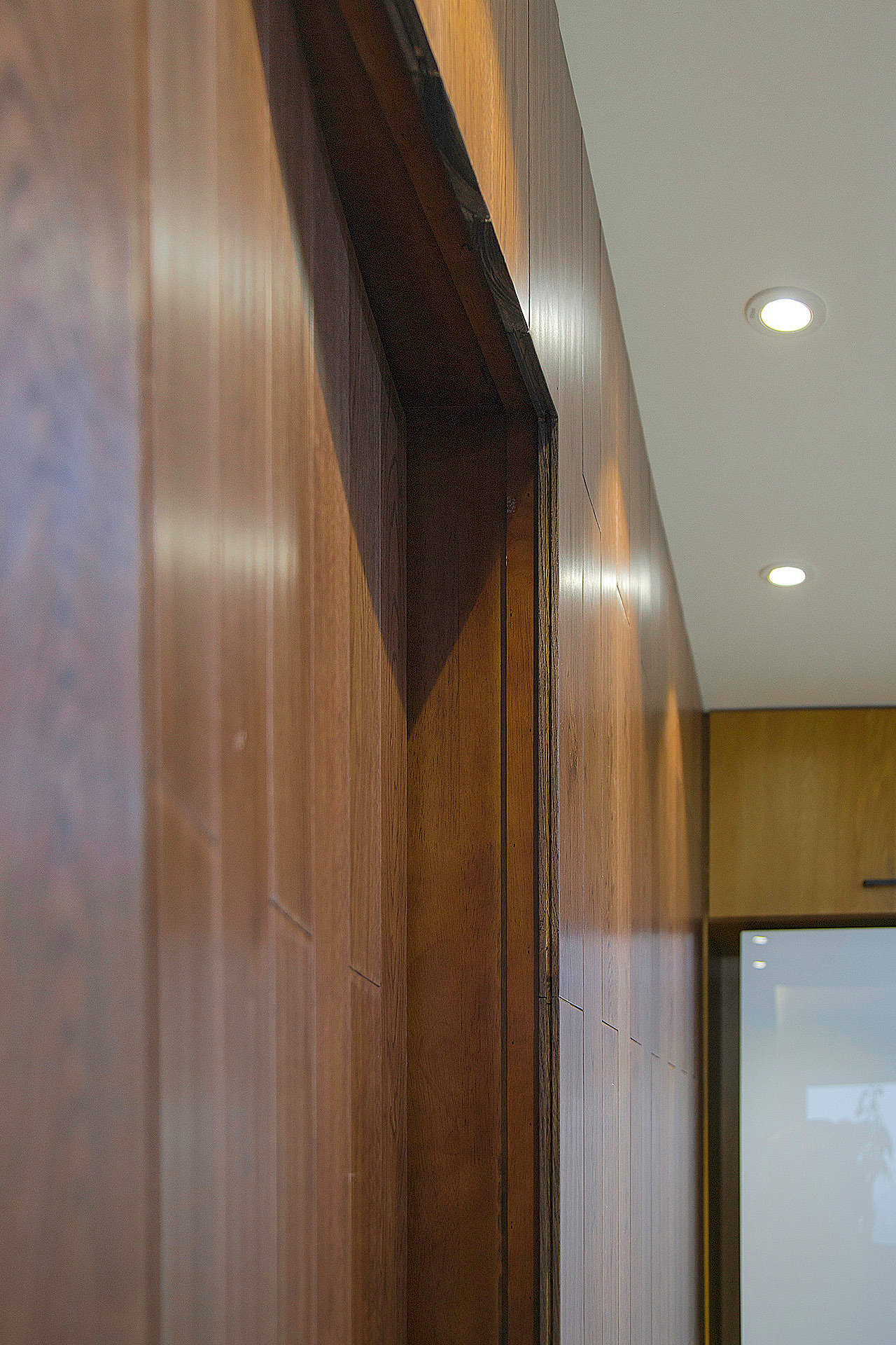 地板上墙 隐形门的设计需要特别注意收口的问题,这里可以看到收口的