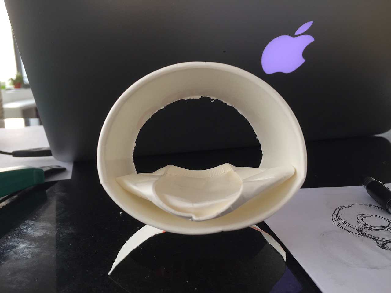拿纸杯做了个简易模型，恩，有点贝壳椅的样子看着可能会舒服点。
