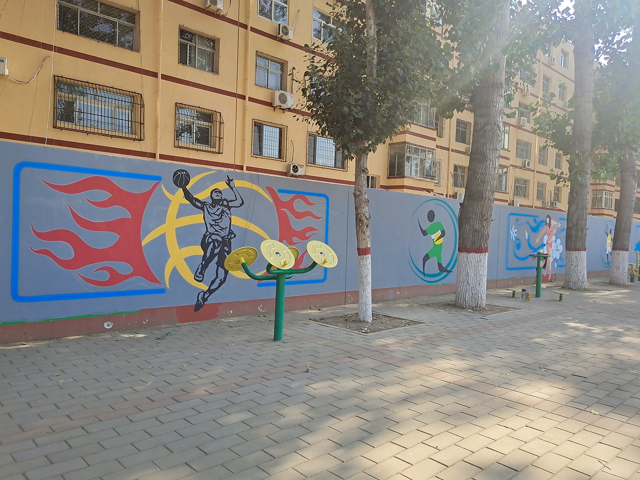 北京运动场围墙墙绘图片
任何学校的发展并不是一蹴而就的,而是经过历届校长的共同努力、传承积淀而来的,校园文化也是一样。