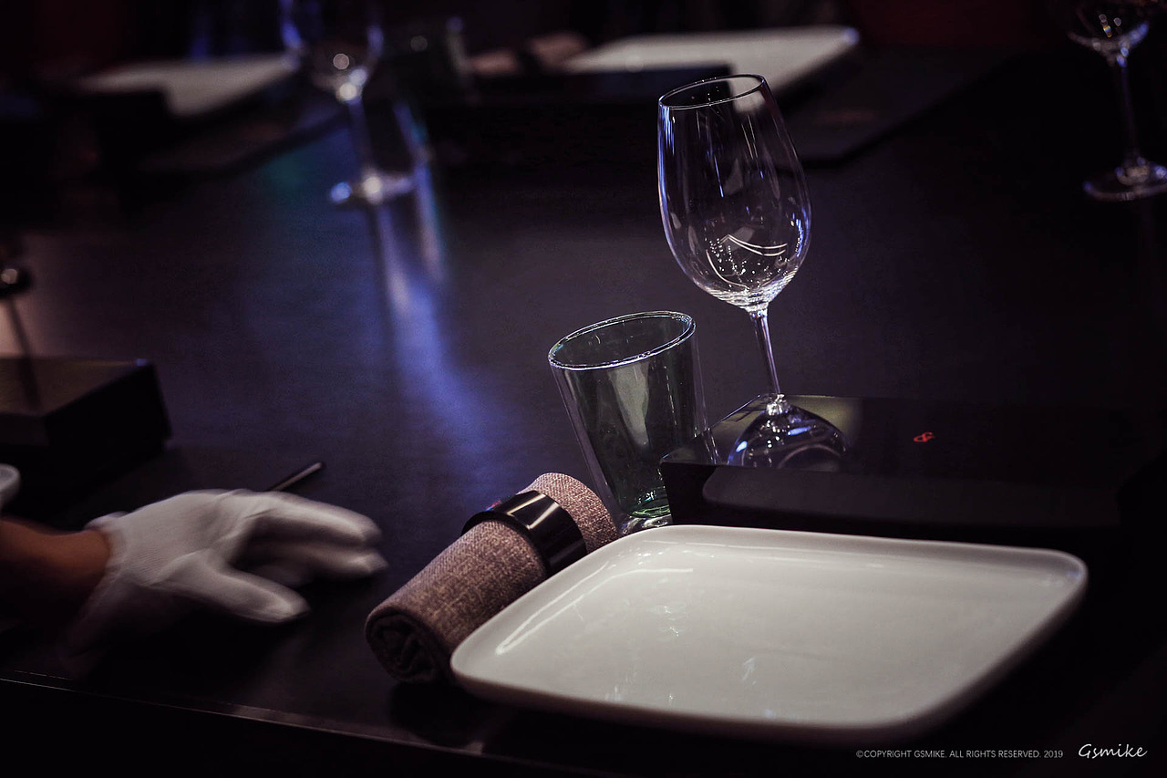 精致餐饮的第一步,是给所有餐具都拉上参考线,每份刀叉与盘子的距离、酒杯与水杯的距离、厨师与食客的距离都不差分毫