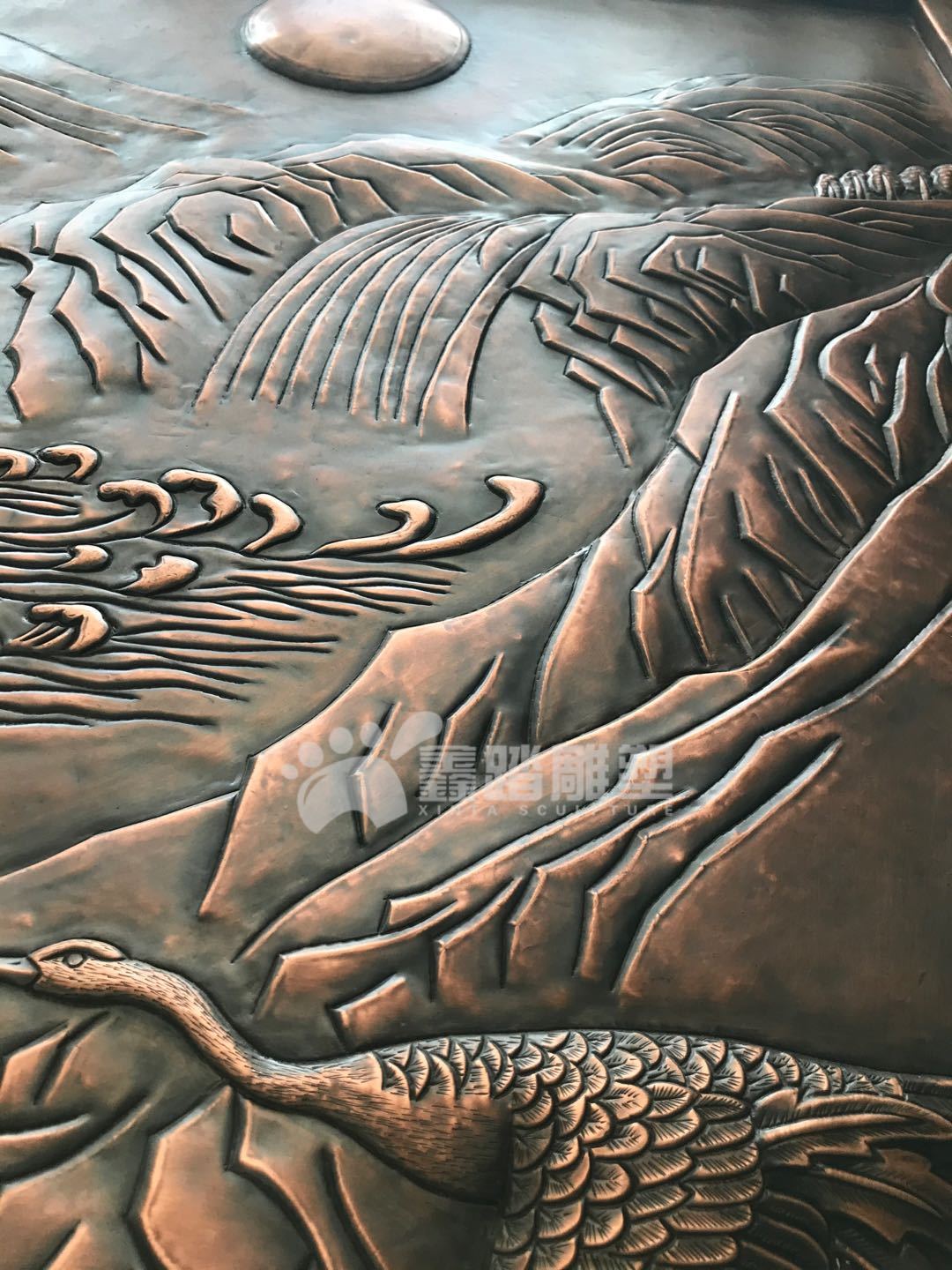 售楼部装饰黄铜锻打浮雕壁画精细的纹理体现高端工艺