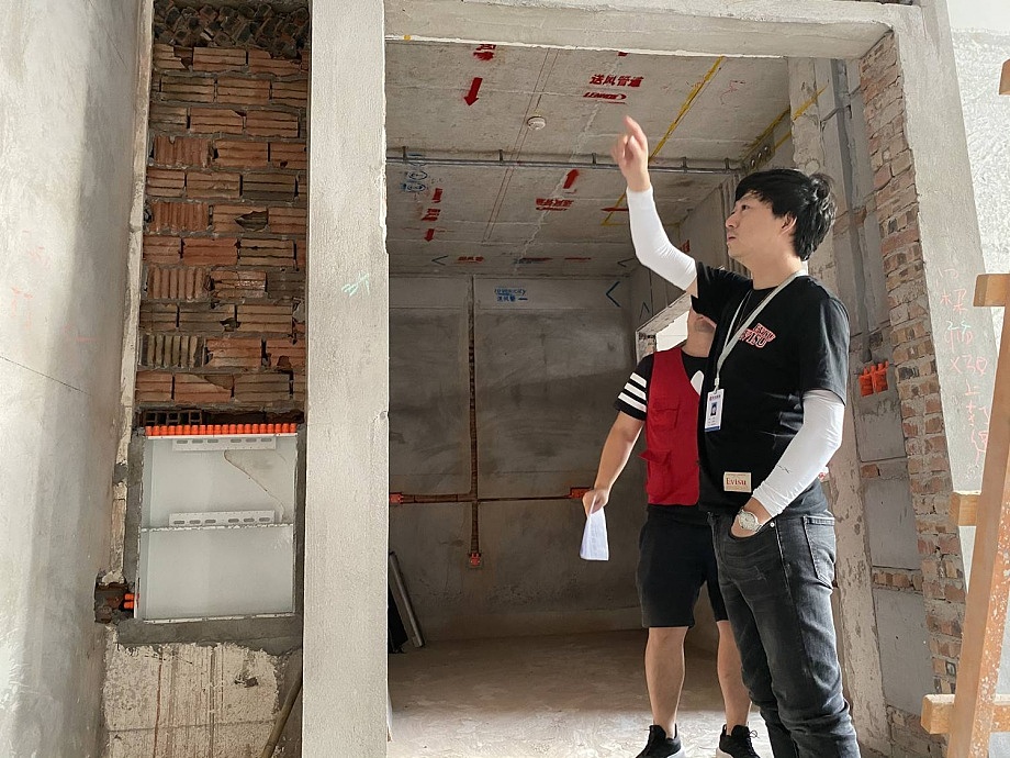 因为设计,所以更好
<br> 20年的时间,虽谈不上沧海桑田,但20年足以让一个人发生质的变化。在毛锐看来,20年的时间给他带来的不仅仅是设计能力的提升,更多的是心灵上的成长、作品灵魂上的升华。<br><br> 任何行业,随着时间的推移都在潜移默化甚至飞速的变化着,而从事该行业的人,如果自身没有提升,最终也只有被行业所摒弃。从业近20年的时间里,毛锐坚持学习,无论是书本知识,还是践行,它都一如既往的持之以恒。毛锐说:“如果我不学习、不提升自己,那只有被淘汰,所以在近20年的从业时间里,我从初出茅庐时的只会画图纸,到现在的房屋收纳、色彩搭配、风水等各方面都有所涉猎,这就是不断学习的过程与结果”。