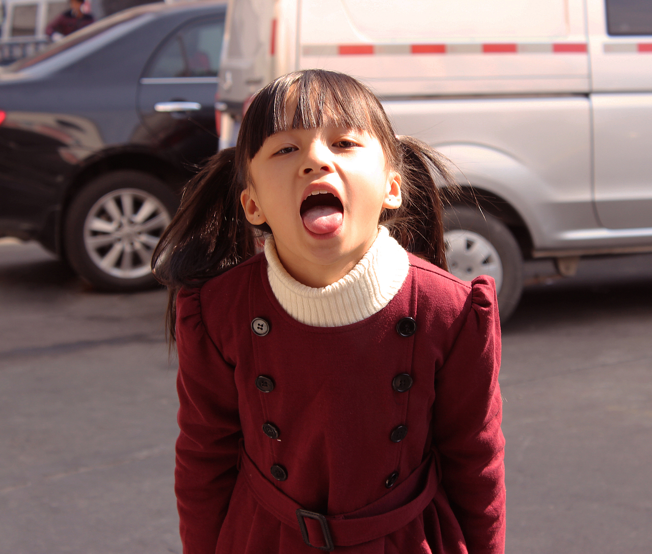 家乡很少看见相机的表妹,朝着镜头做起鬼脸,将小孩子的天真无邪抓拍了