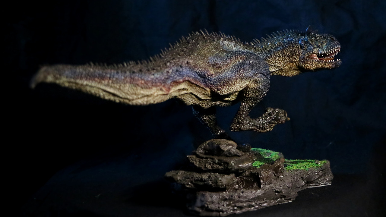 食肉牛龙扑食场景涂装展示