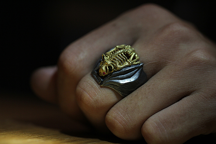 吸血蝙蝠骨骼戒指18k金925纯银手工男士戒指夸张（图ZOTY3NzQxMTI=） - 首饰设计 - 站酷设计师骸首饰工作室原创素材 - 站酷ZCOOL