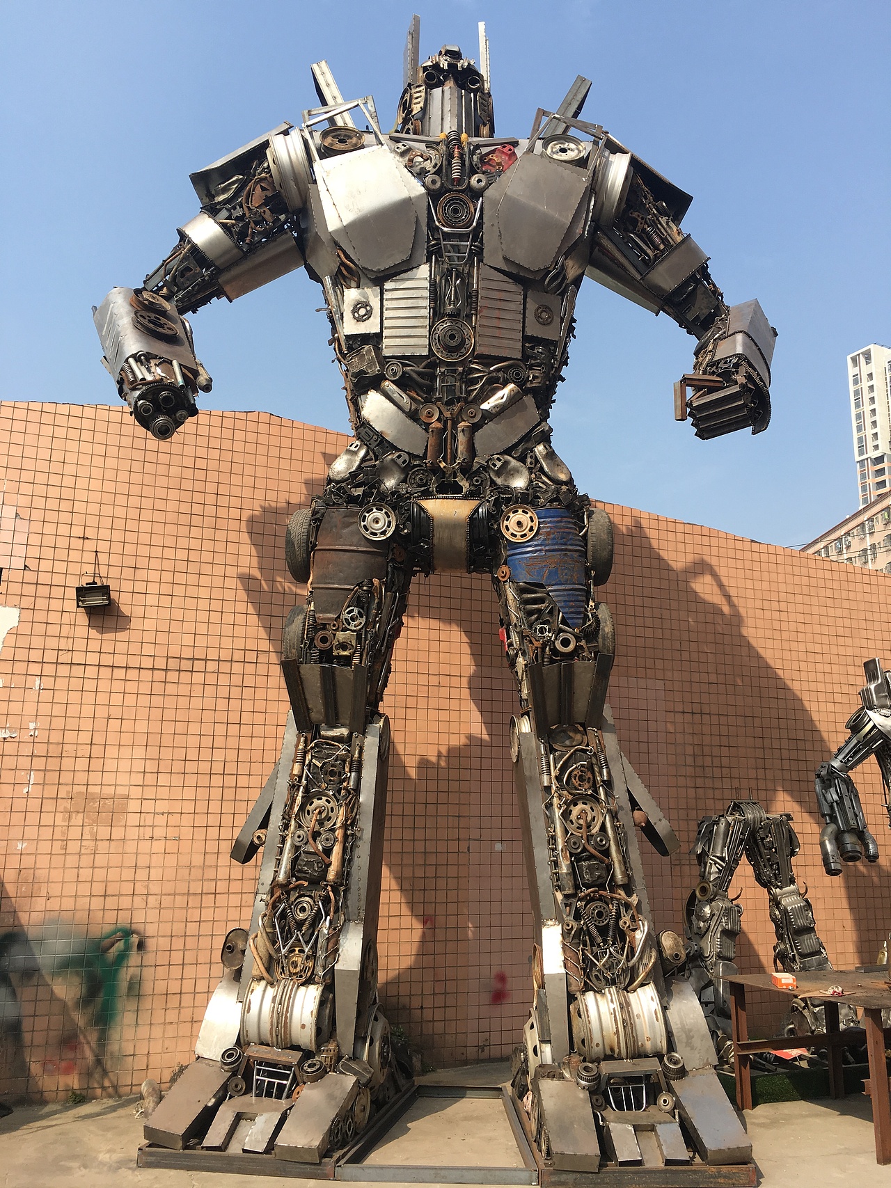 废旧汽车配件，废旧摩托车配件焊接成的变4版擎天柱-变2版擎天柱