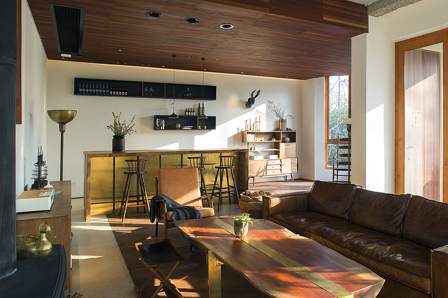 改造完成的MOOYARD”陌野”拥有6个停车位,五间客房,一个酒吧以及接待处。主建筑由公共区域与客房两个部分组成,除了两个独立入户的1号房与2号房,其它房间位于三楼,由南向的长廊连接客房与公共空间。酒吧与接待处由两个辅助建筑改造而成,入口则被改到主建筑的侧面。