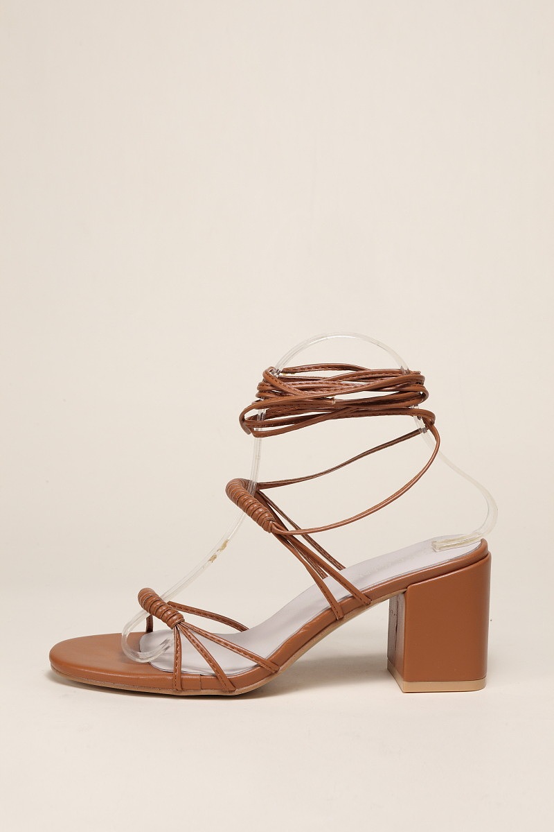 分享收藏亚马逊女鞋摄影 时尚凉拖鞋拍照 欧美高跟鞋子拍摄模特出游