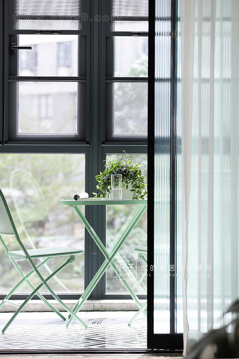 清新的绿色隐隐绰绰映衬在长虹玻璃上,多变花纹的瓷砖使得阳台也变得精致起来。