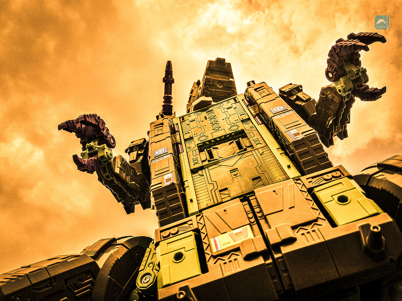 变形金刚泰坦级铁甲龙