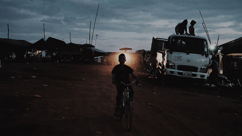 洞里萨湖的烟火气