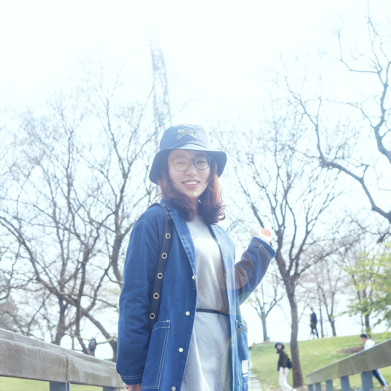 戴蓝色牛仔帽的女孩