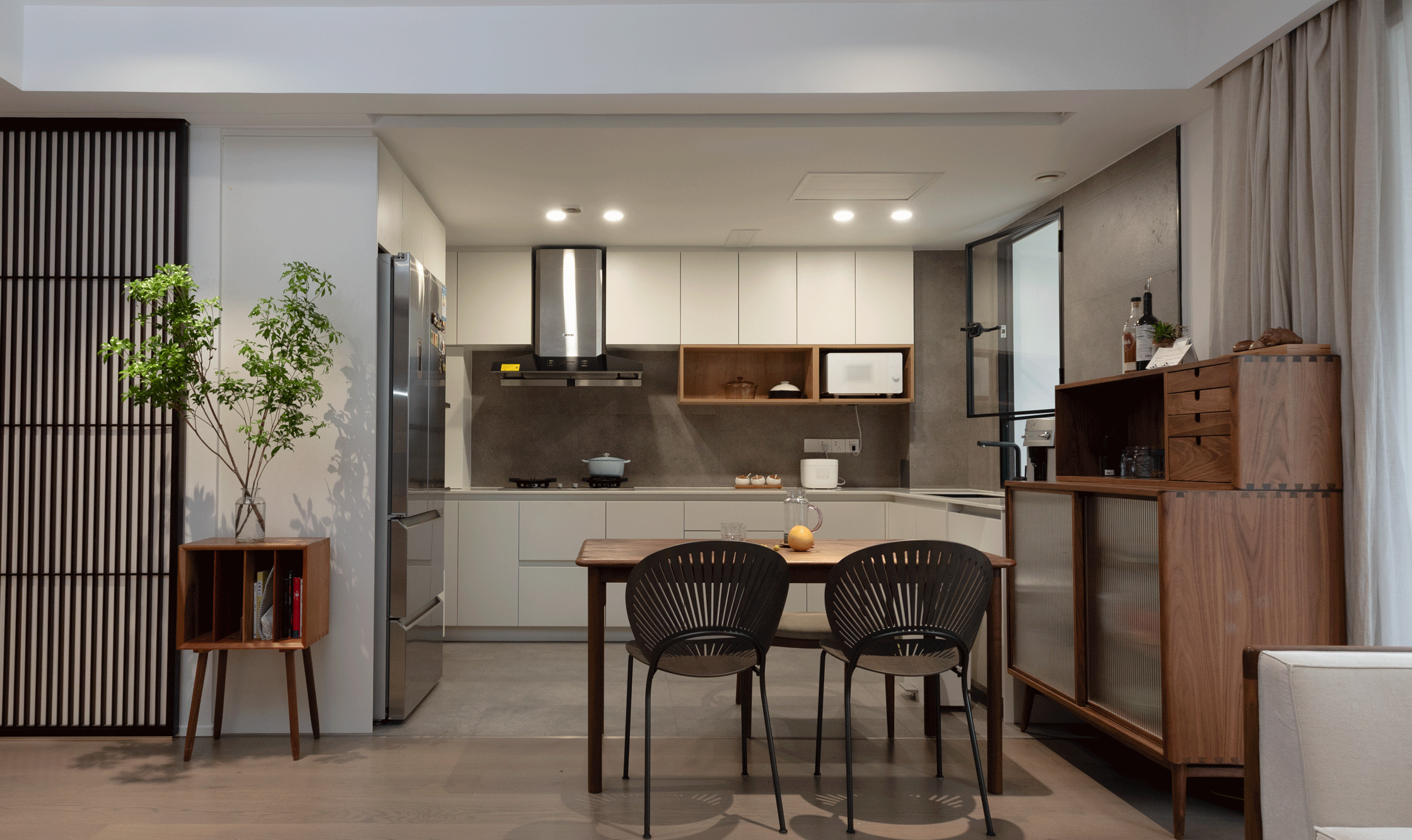 整个家里没有像传统的室内一样将重心放在电视与沙发上,但是却并没有减少这个环节,将电视换成了投影,隐藏在餐桌上方,想要追剧看电影的时候随时放下来。