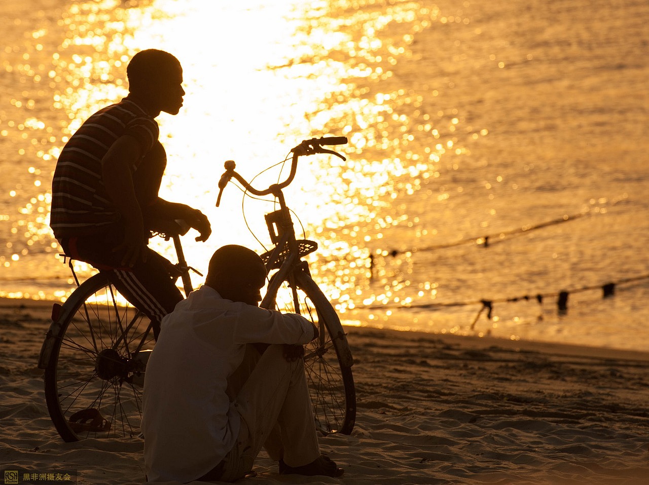 吸引西下,街舞团的表演吸引着两位桑岛年轻人驻足观看。