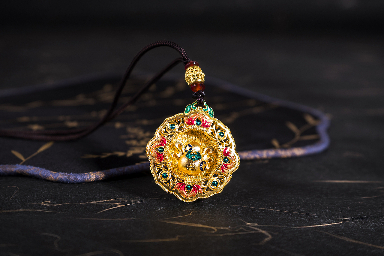 古雅金黄金吊坠场景拍摄【7图】