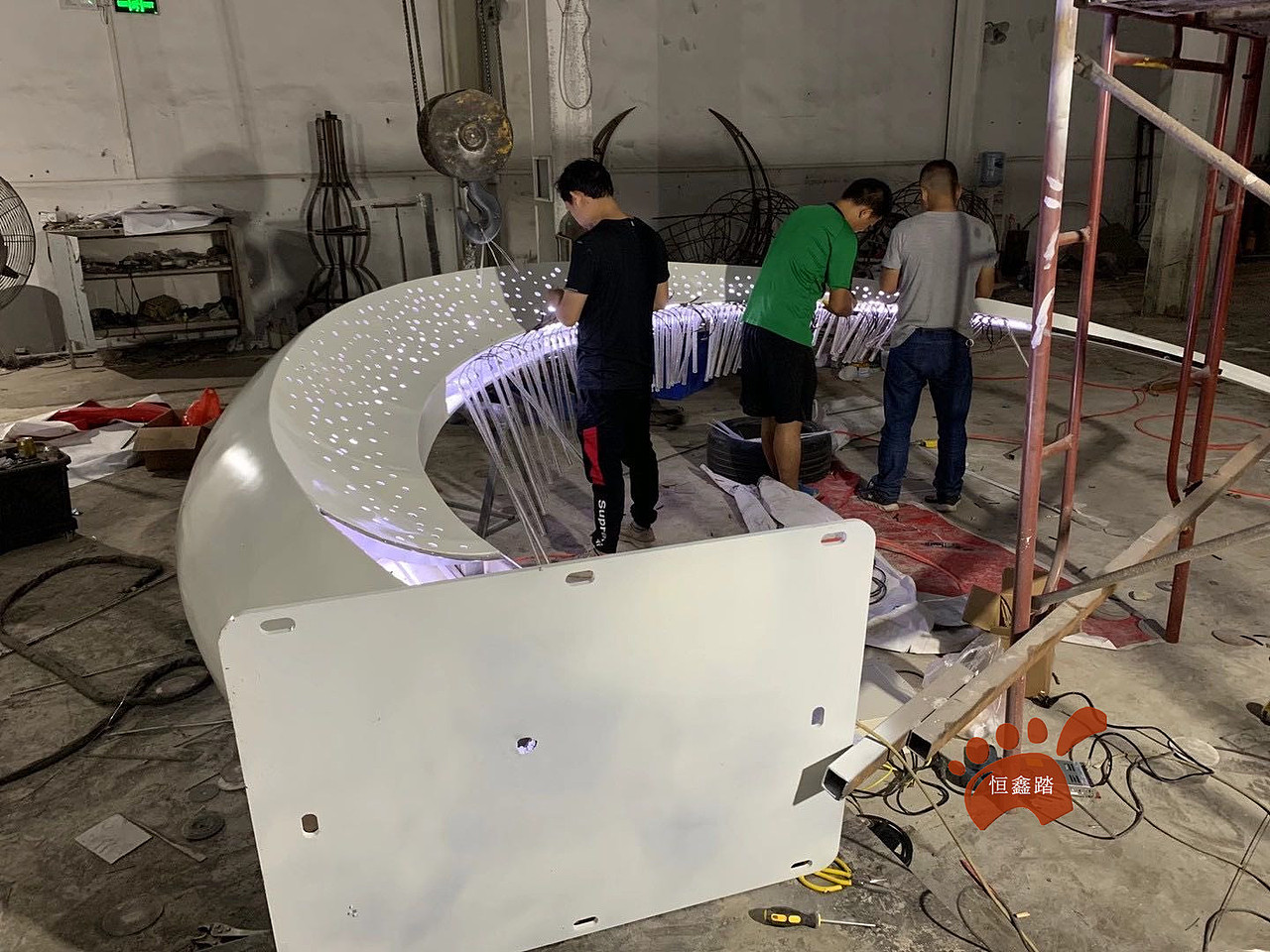 不锈钢发光月牙雕塑梦幻灯光水景雕塑不锈钢半月雕塑