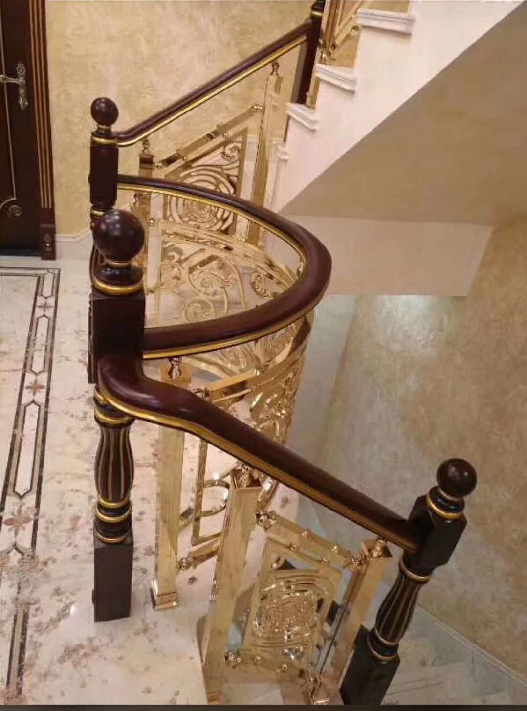 别墅里的楼梯扶手