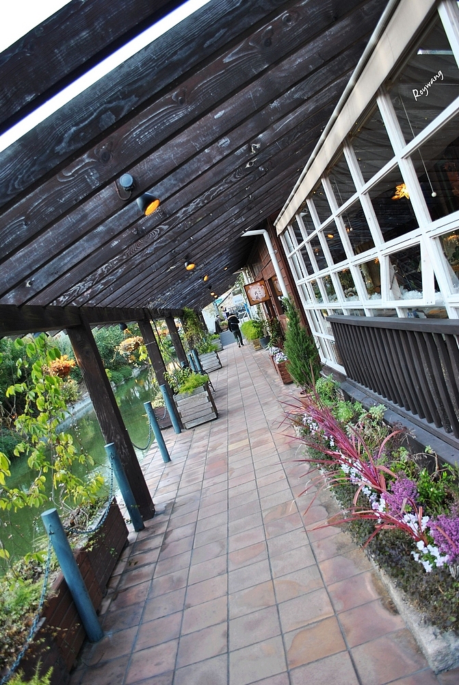 河畔边得咖啡厅走廊下 