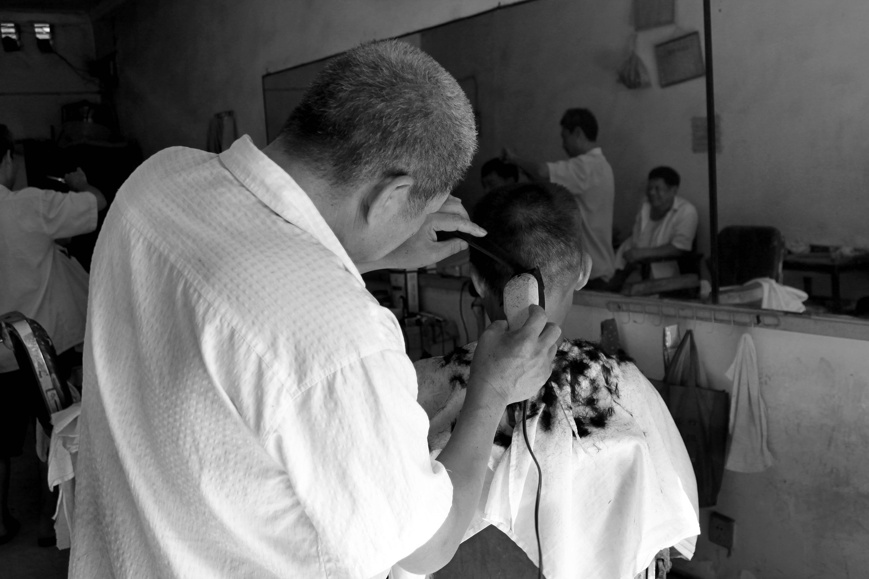 在美容院里，理发师给一个金发姑娘做接发。照片摄影图片_ID:328808307-Veer图库