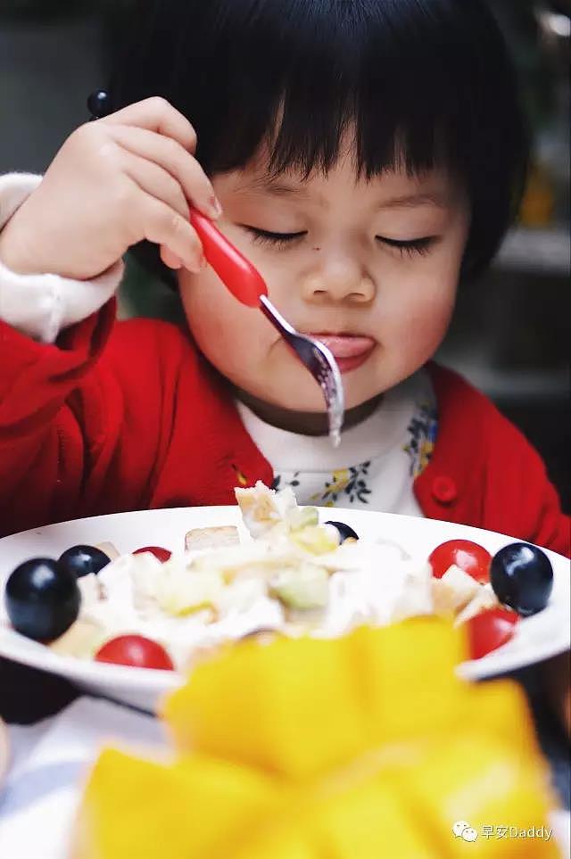 妹妹:嗯么舔舔嘴巴!我要一次吃两块!