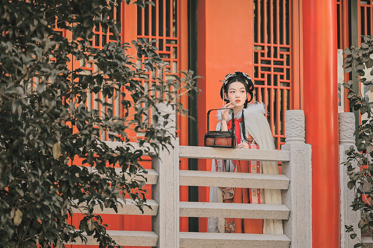 文杏栽为梁，香茅结为宇. 