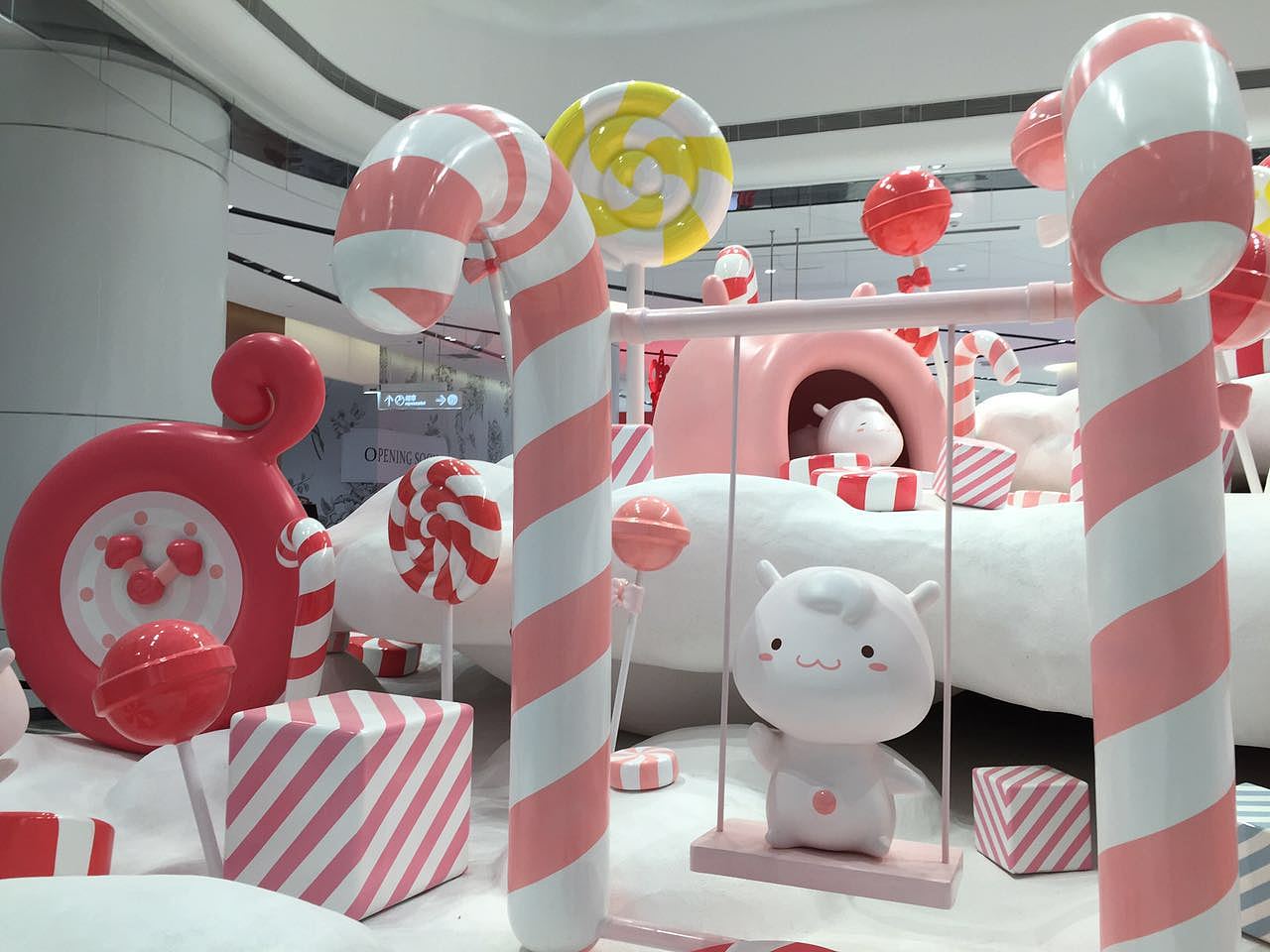 {海信广场} 海信广场吉祥物开发及商场美陈设计