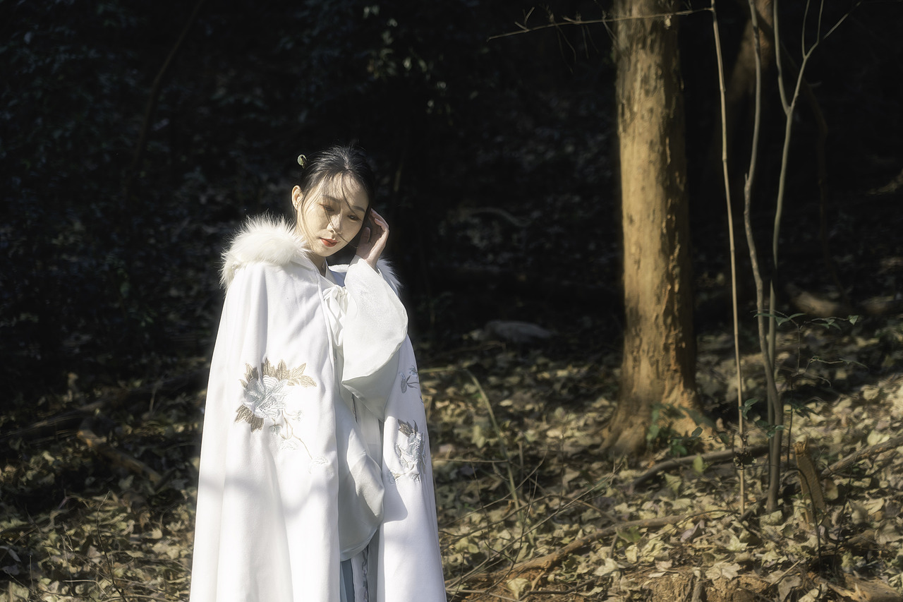 人像摄影 - 冬天小树林汉服怎么拍？（图ZMjQyNDAyMDQ4） - 人像摄影 - 站酷设计师为自己写一个故事原创素材 - 站酷ZCOOL