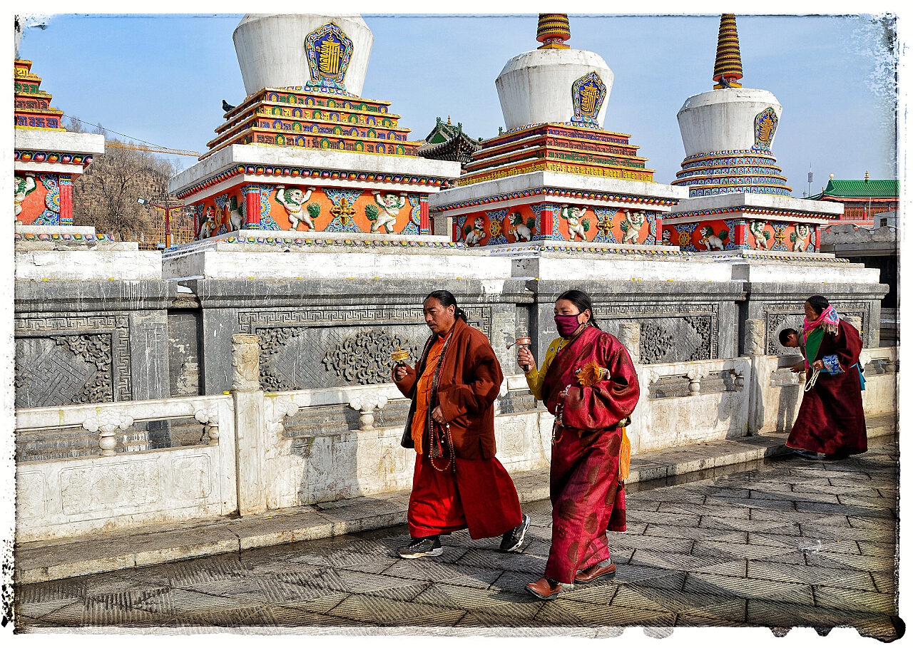 【携程攻略】西宁塔尔寺景点,塔尔寺美得惊人 ，藏传佛教卍的建筑色彩与构图，第二张屋顶上是真的…