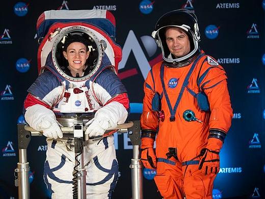 NASA展示新型宇航服:登月宇航员将告别“兔子跳”