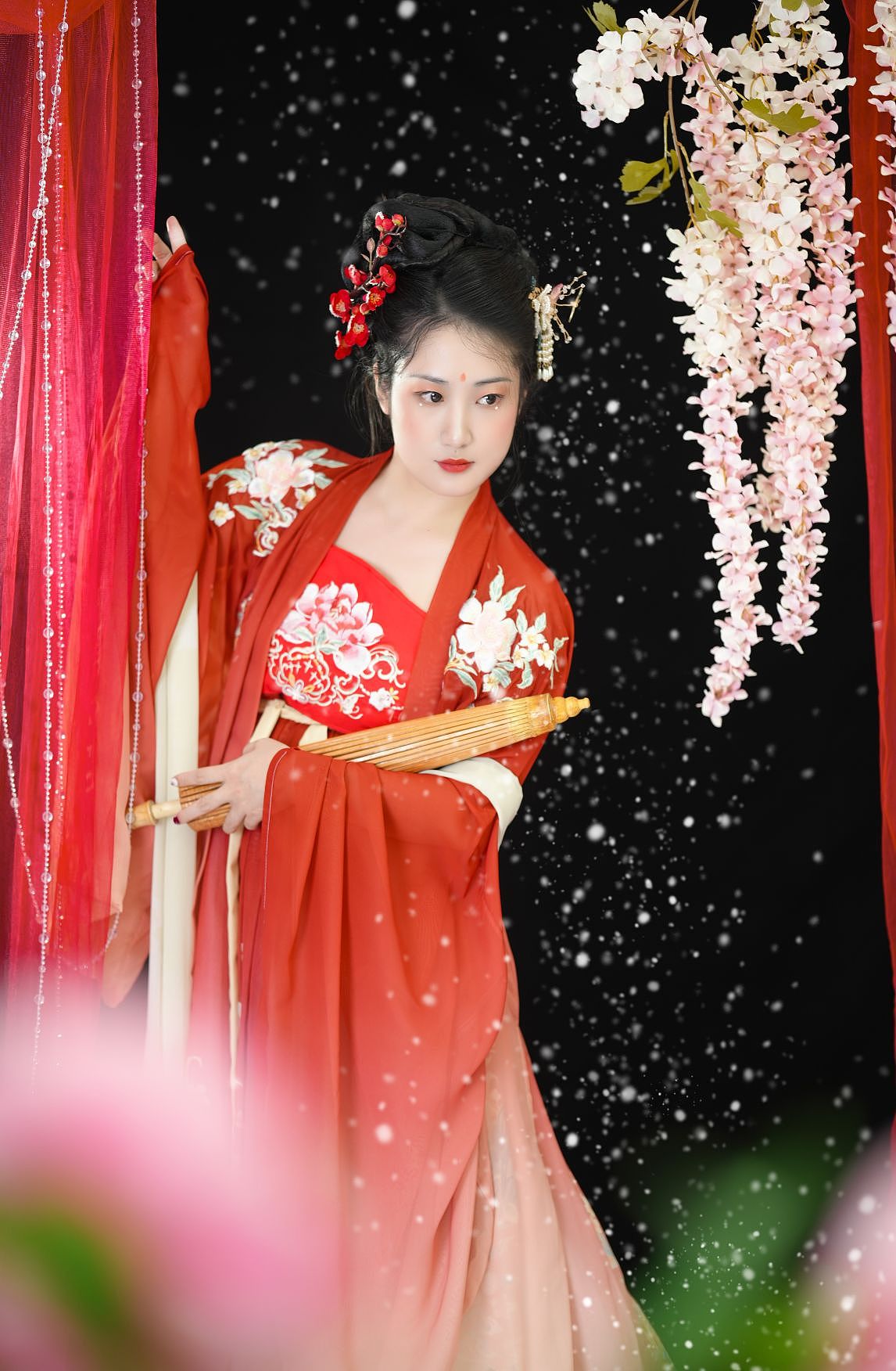 氛围感汉服写真,红花、轻纱、油纸伞,氛围感满满!